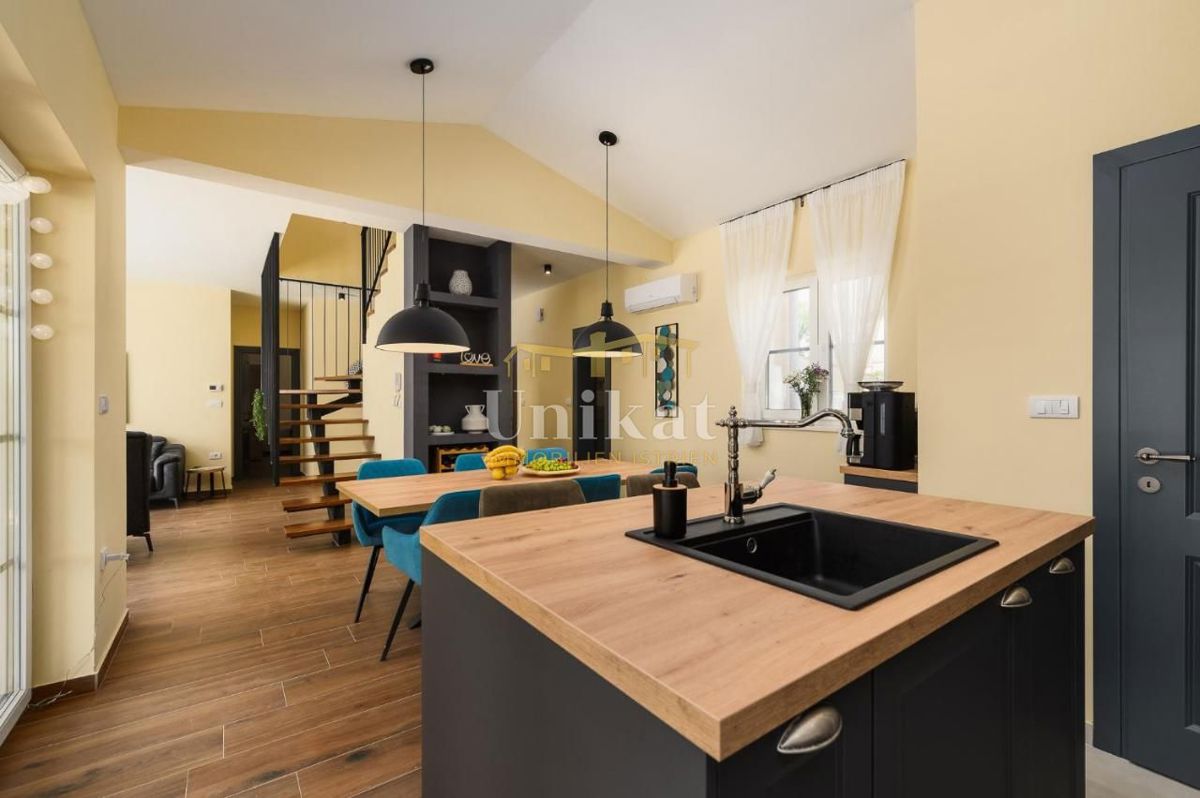 Villa con due unità abitative - vista mare